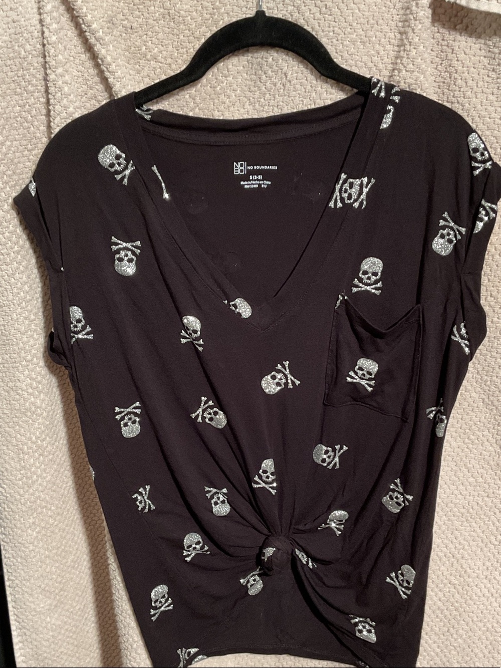 No Boundaries Black V-Neck Short Sleeve Skull Print Top